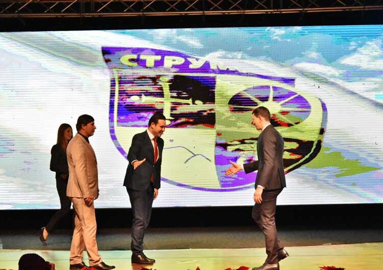 Со емотивен говор, со треперлив глас и низ солзи, Владо Илиевски го прими највисокото општинско признание на Општина Струмица