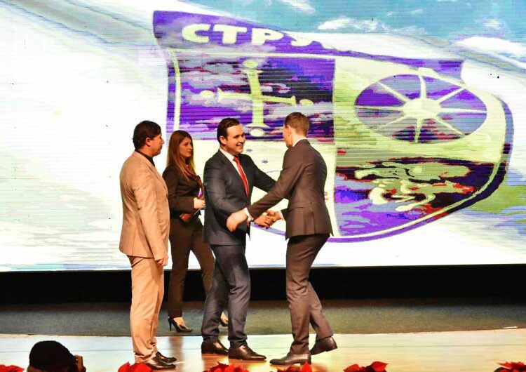 Со емотивен говор, со треперлив глас и низ солзи, Владо Илиевски го прими највисокото општинско признание на Општина Струмица