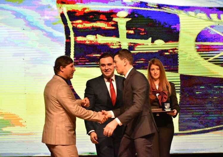 Со емотивен говор, со треперлив глас и низ солзи, Владо Илиевски го прими највисокото општинско признание на Општина Струмица