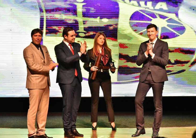 Со емотивен говор, со треперлив глас и низ солзи, Владо Илиевски го прими највисокото општинско признание на Општина Струмица