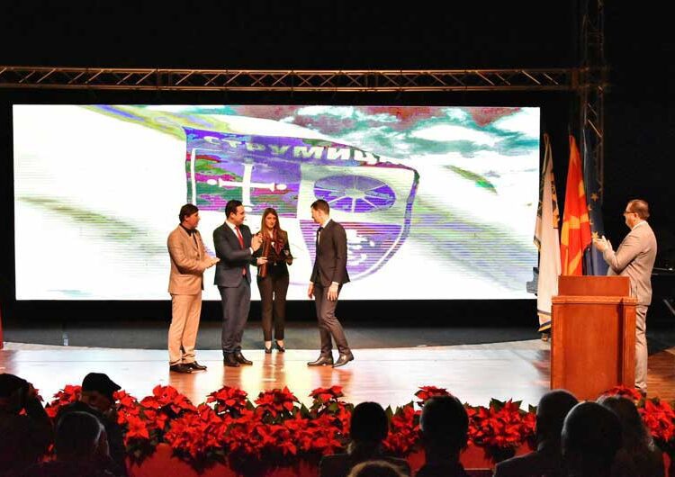 Со емотивен говор, со треперлив глас и низ солзи, Владо Илиевски го прими највисокото општинско признание на Општина Струмица