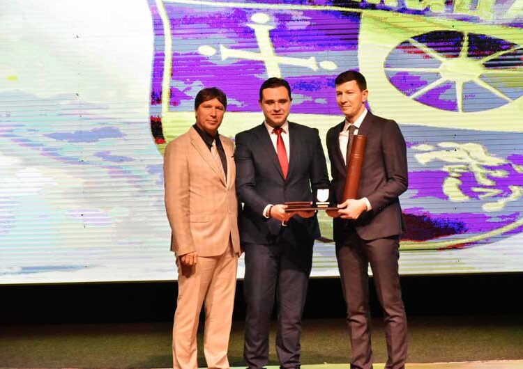 Со емотивен говор, со треперлив глас и низ солзи, Владо Илиевски го прими највисокото општинско признание на Општина Струмица