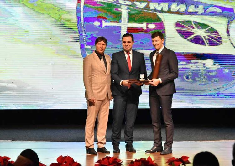 Со емотивен говор, со треперлив глас и низ солзи, Владо Илиевски го прими највисокото општинско признание на Општина Струмица