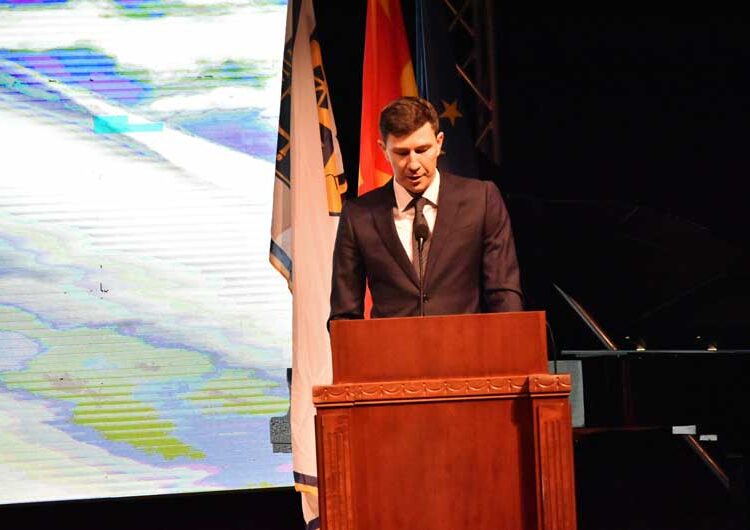 Со емотивен говор, со треперлив глас и низ солзи, Владо Илиевски го прими највисокото општинско признание на Општина Струмица