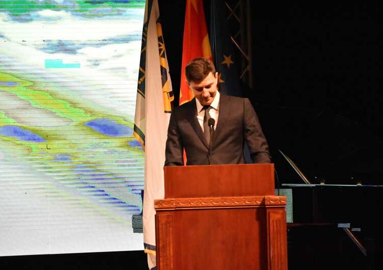 Со емотивен говор, со треперлив глас и низ солзи, Владо Илиевски го прими највисокото општинско признание на Општина Струмица