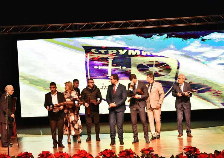 Со емотивен говор, со треперлив глас и низ солзи, Владо Илиевски го прими највисокото општинско признание на Општина Струмица