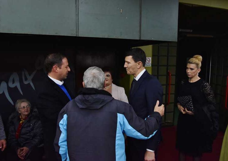 Со емотивен говор, со треперлив глас и низ солзи, Владо Илиевски го прими највисокото општинско признание на Општина Струмица