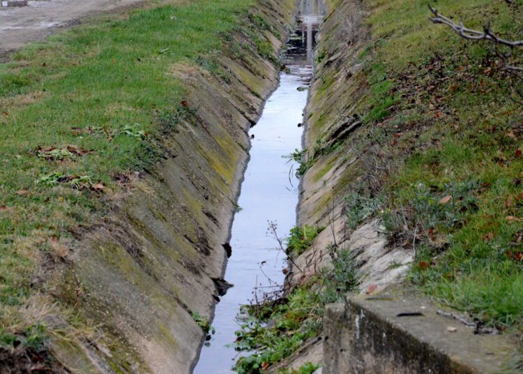 Општина Струмица започна со чистење на атмосферските канали
