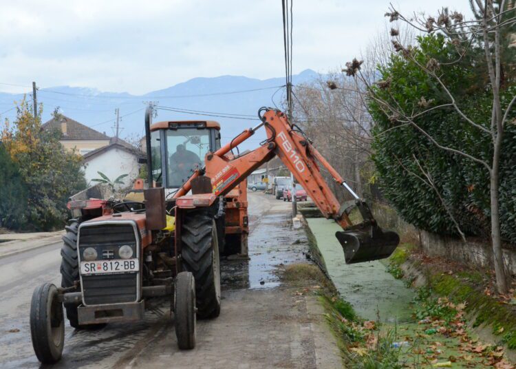 Општина Струмица започна со чистење на атмосферските канали