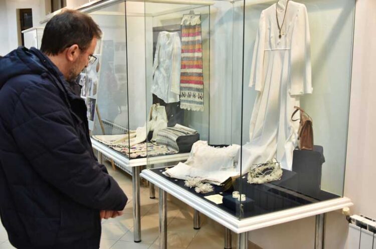 Изложба на фотографии, невестински фустани, дарови од некогашните свадби во струмичко