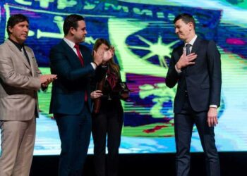 Со емотивен говор, со треперлив глас и низ солзи, Владо Илиевски го прими највисокото општинско признание на Општина Струмица