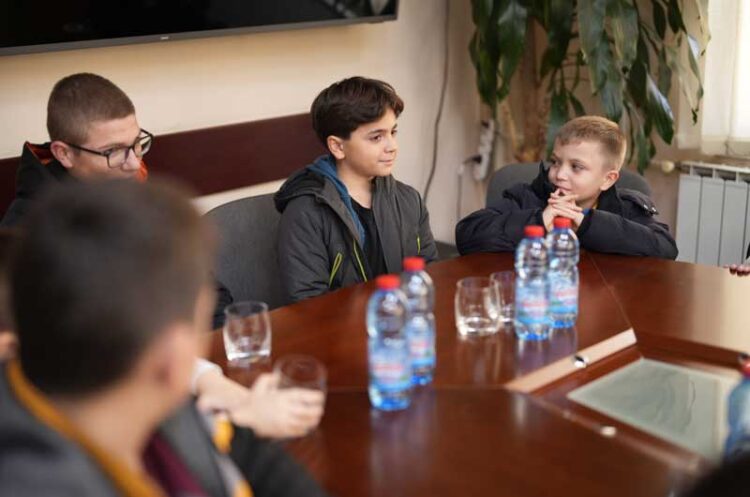 Младите натпреварувачи на Карате клубот „Шихан“ и Шаховскиот клуб „Цареви кули“ по освојувањето медали на прием кај градоначалникот на Струмица