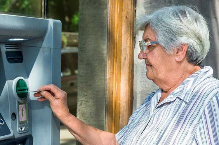 Пензионерите утре на сметките ќе ја добијат втората исплата на финансиска поддршка заради кризата