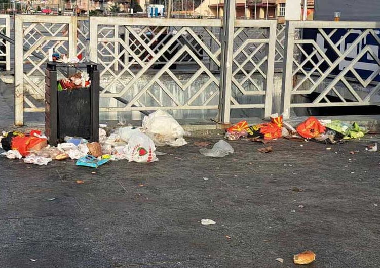 ФОТО: Рано на сабајле „комуналци“ го исчистија карневалското ѓубре од плоштадот