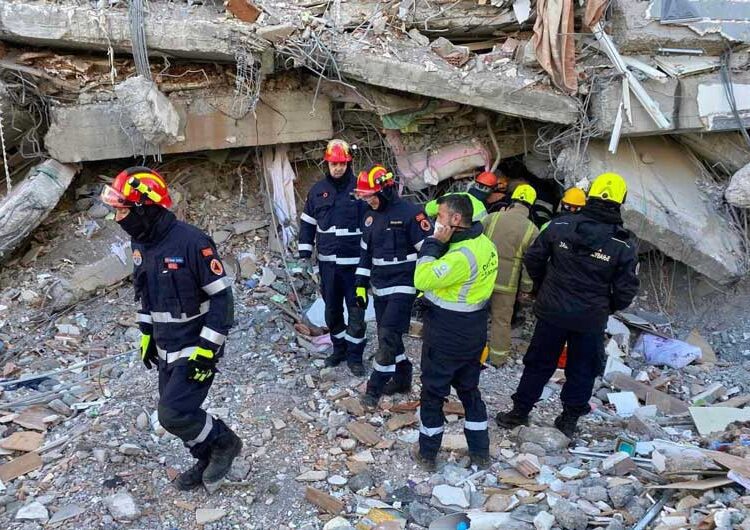 Струмичките пожарникари-спасители под урнатините во Адијаман бараат преживеани по катастрофалниот земјотрес