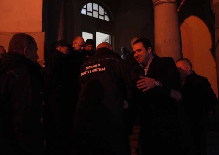 Храбрите момци се вратија од Турција, доцна синоќа ги пречека градоначалникот пред општинската зграда