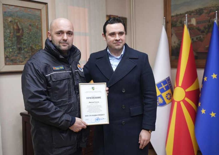 Храбрите момци се вратија од Турција, доцна синоќа ги пречека градоначалникот пред општинската зграда