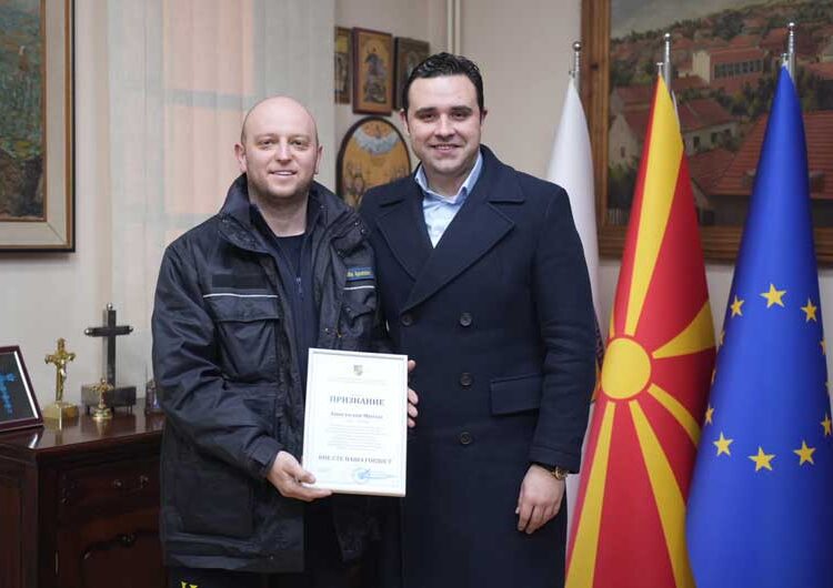 Храбрите момци се вратија од Турција, доцна синоќа ги пречека градоначалникот пред општинската зграда