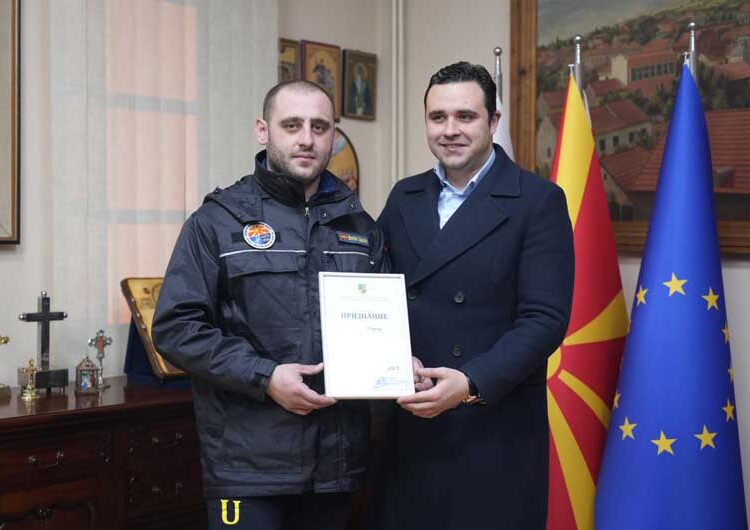 Храбрите момци се вратија од Турција, доцна синоќа ги пречека градоначалникот пред општинската зграда