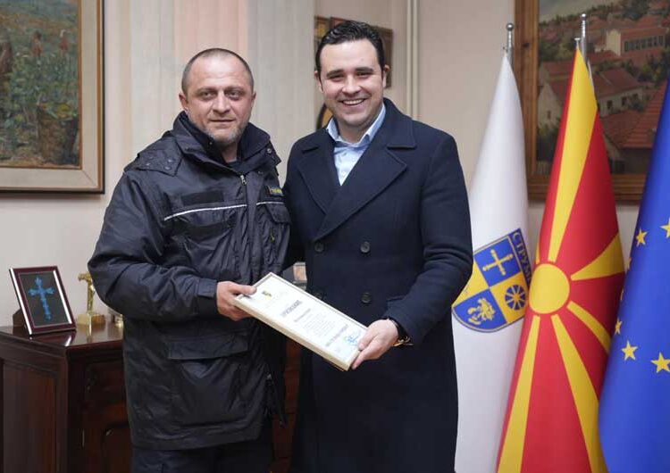 Храбрите момци се вратија од Турција, доцна синоќа ги пречека градоначалникот пред општинската зграда