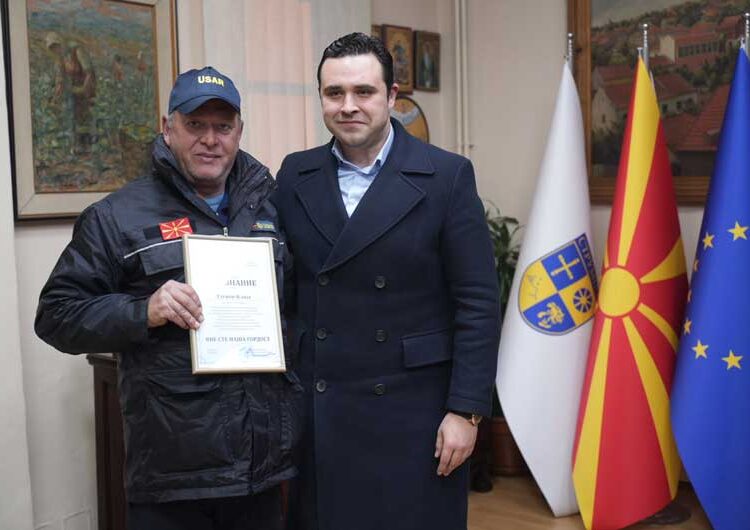 Храбрите момци се вратија од Турција, доцна синоќа ги пречека градоначалникот пред општинската зграда