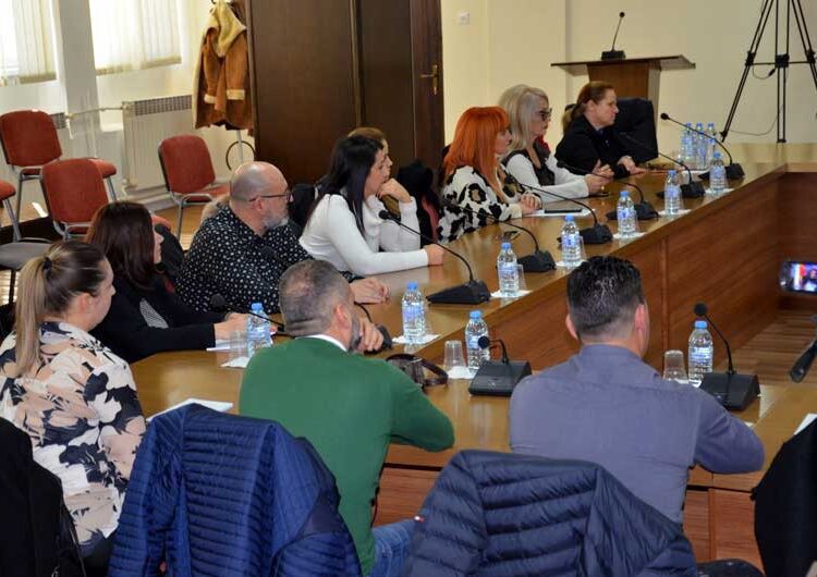 Просветните работници и бизнисмени дебатираа за унапредување на средното стручно образование во општина Струмица