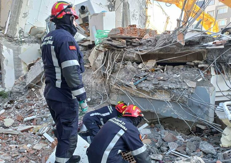 Струмичките пожарникари-спасители под урнатините во Адијаман бараат преживеани по катастрофалниот земјотрес