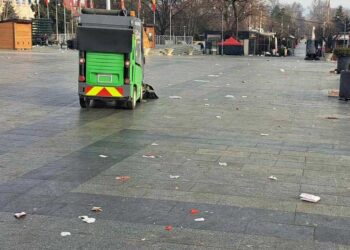 ФОТО: Рано на сабајле „комуналци“ го исчистија карневалското ѓубре од плоштадот