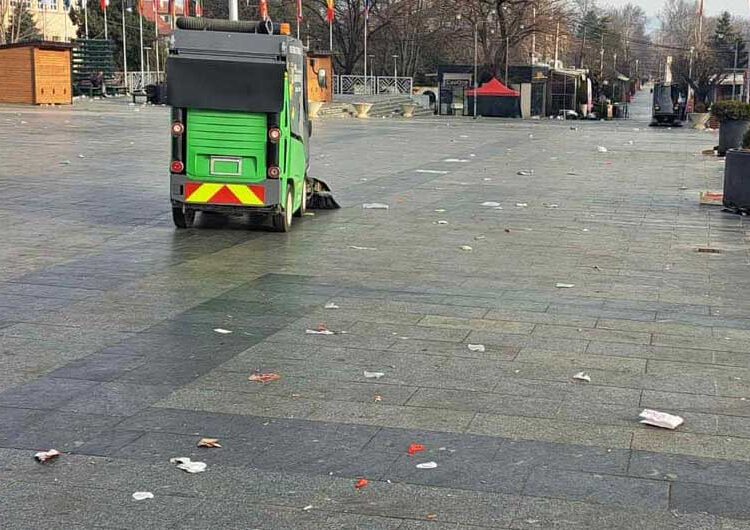 ФОТО: Рано на сабајле „комуналци“ го исчистија карневалското ѓубре од плоштадот