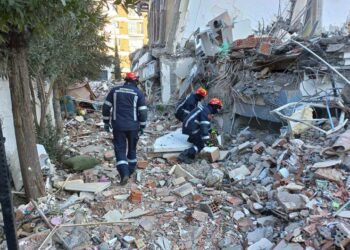 Струмичките пожарникари-спасители под урнатините во Адијаман бараат преживеани по катастрофалниот земјотрес