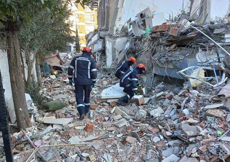 Струмичките пожарникари-спасители под урнатините во Адијаман бараат преживеани по катастрофалниот земјотрес