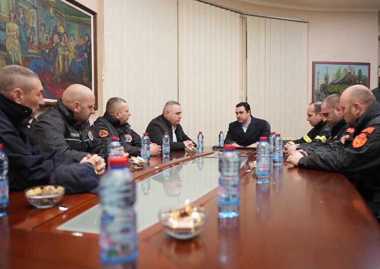 Храбрите момци се вратија од Турција, доцна синоќа ги пречека градоначалникот пред општинската зграда