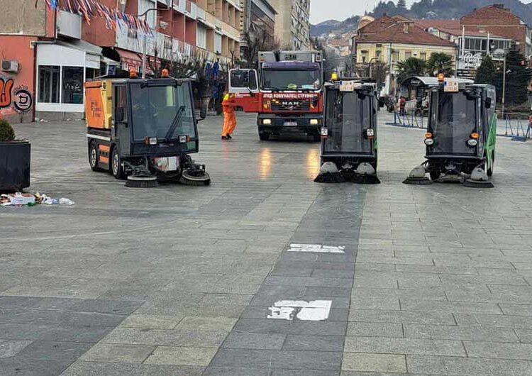 ФОТО: Рано на сабајле „комуналци“ го исчистија карневалското ѓубре од плоштадот