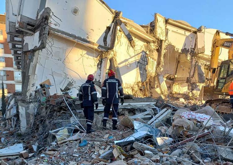 Струмичките пожарникари-спасители под урнатините во Адијаман бараат преживеани по катастрофалниот земјотрес