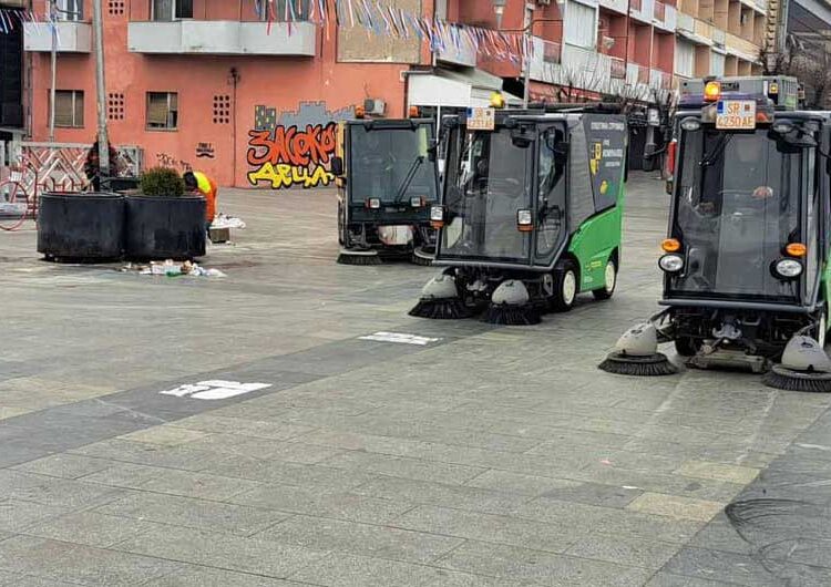 ФОТО: Рано на сабајле „комуналци“ го исчистија карневалското ѓубре од плоштадот