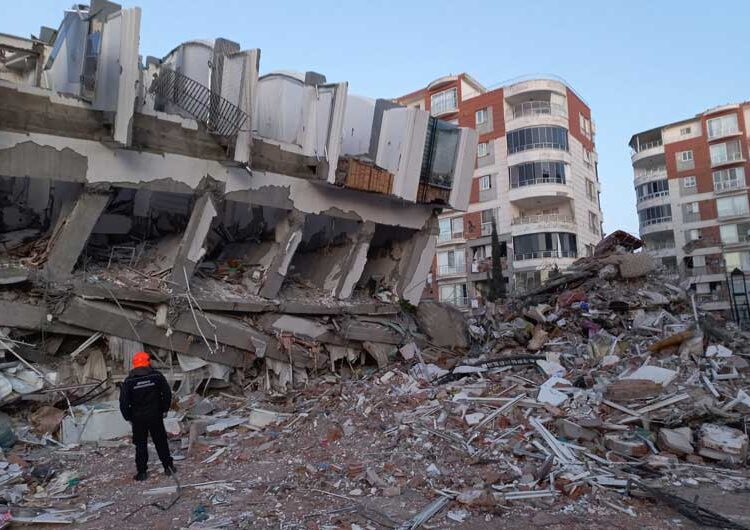 Струмичките пожарникари-спасители под урнатините во Адијаман бараат преживеани по катастрофалниот земјотрес