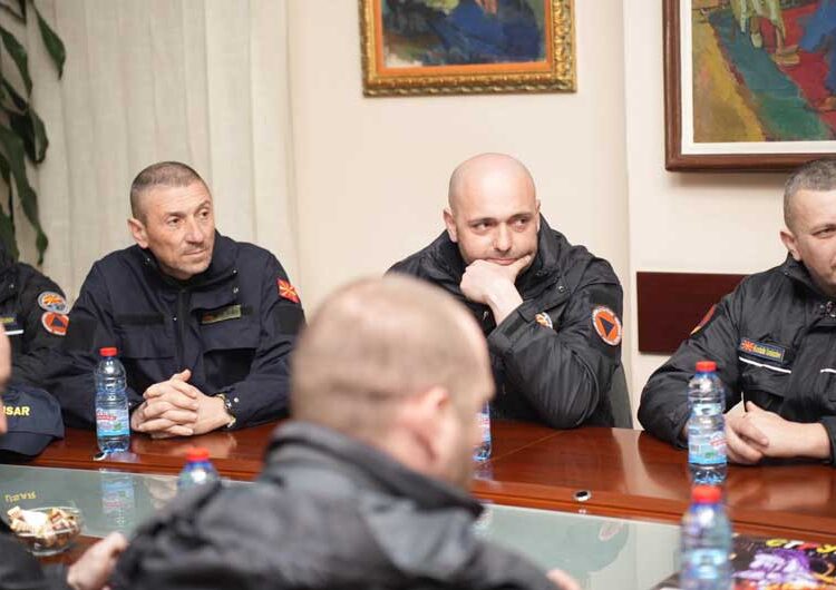 Храбрите момци се вратија од Турција, доцна синоќа ги пречека градоначалникот пред општинската зграда