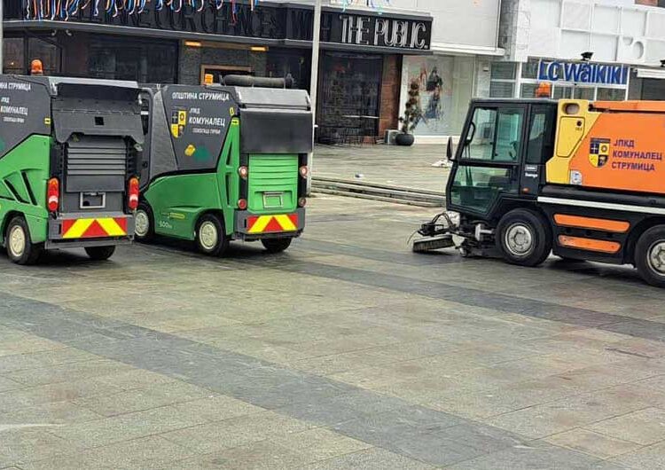 ФОТО: Рано на сабајле „комуналци“ го исчистија карневалското ѓубре од плоштадот