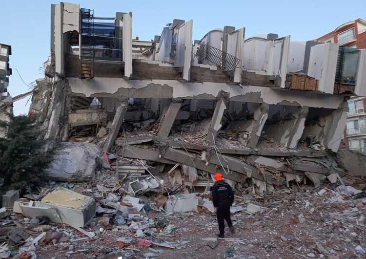 Струмичките пожарникари-спасители под урнатините во Адијаман бараат преживеани по катастрофалниот земјотрес