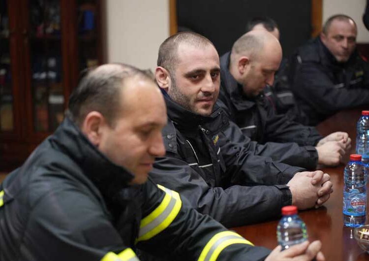 Храбрите момци се вратија од Турција, доцна синоќа ги пречека градоначалникот пред општинската зграда