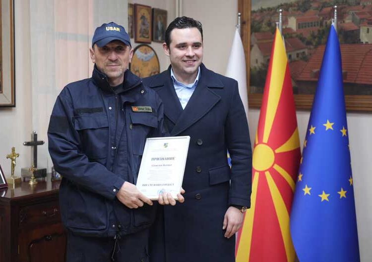 Храбрите момци се вратија од Турција, доцна синоќа ги пречека градоначалникот пред општинската зграда