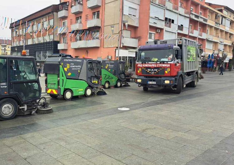 ФОТО: Рано на сабајле „комуналци“ го исчистија карневалското ѓубре од плоштадот