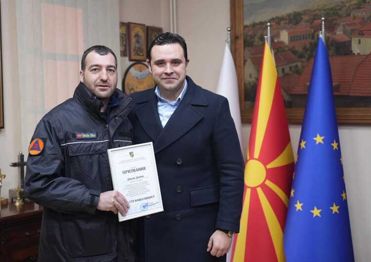 Храбрите момци се вратија од Турција, доцна синоќа ги пречека градоначалникот пред општинската зграда