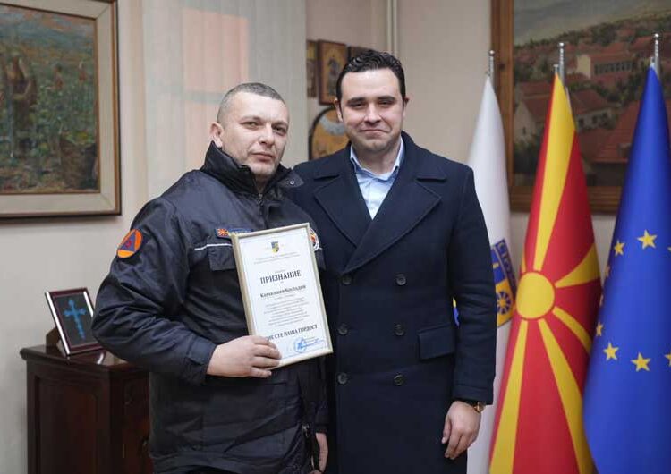 Храбрите момци се вратија од Турција, доцна синоќа ги пречека градоначалникот пред општинската зграда