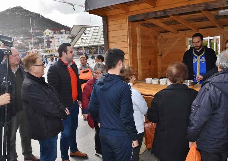 На Чист понеделник 1500 порции бел фасуљ беа поделени на плоштадот во Струмица