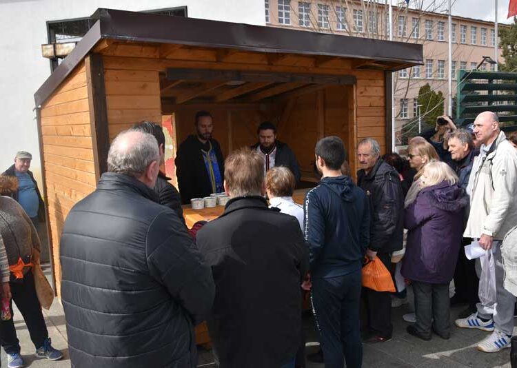 На Чист понеделник 1500 порции бел фасуљ беа поделени на плоштадот во Струмица