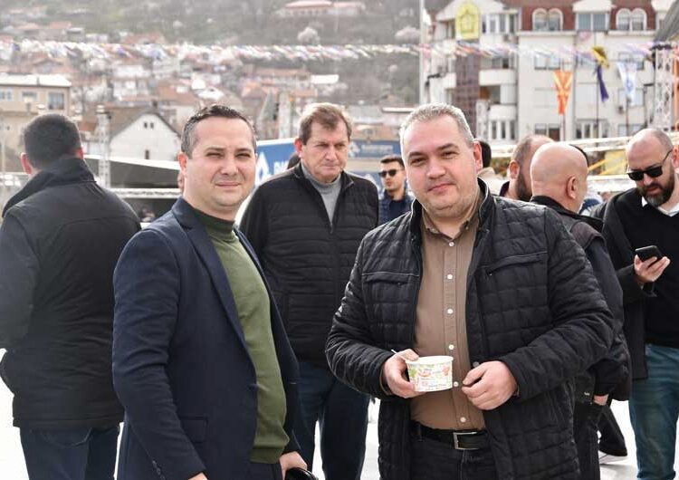 На Чист понеделник 1500 порции бел фасуљ беа поделени на плоштадот во Струмица