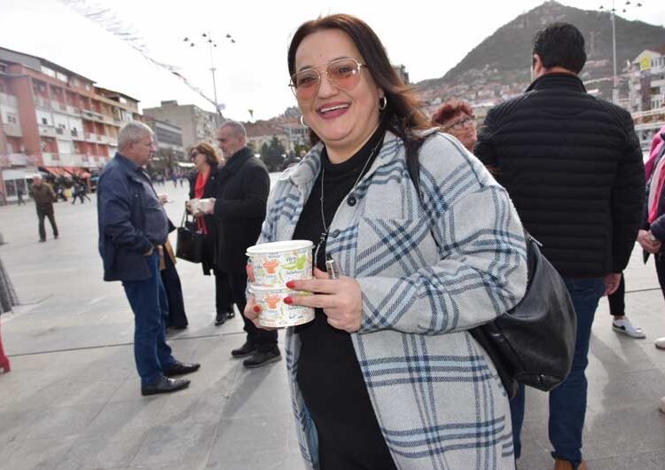 На Чист понеделник 1500 порции бел фасуљ беа поделени на плоштадот во Струмица