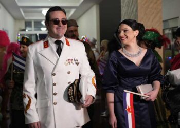 Градоначалникот Костадинов како Тито, друштво му правеше Јованка