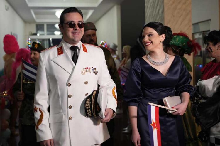 Градоначалникот Костадинов како Тито, друштво му правеше Јованка